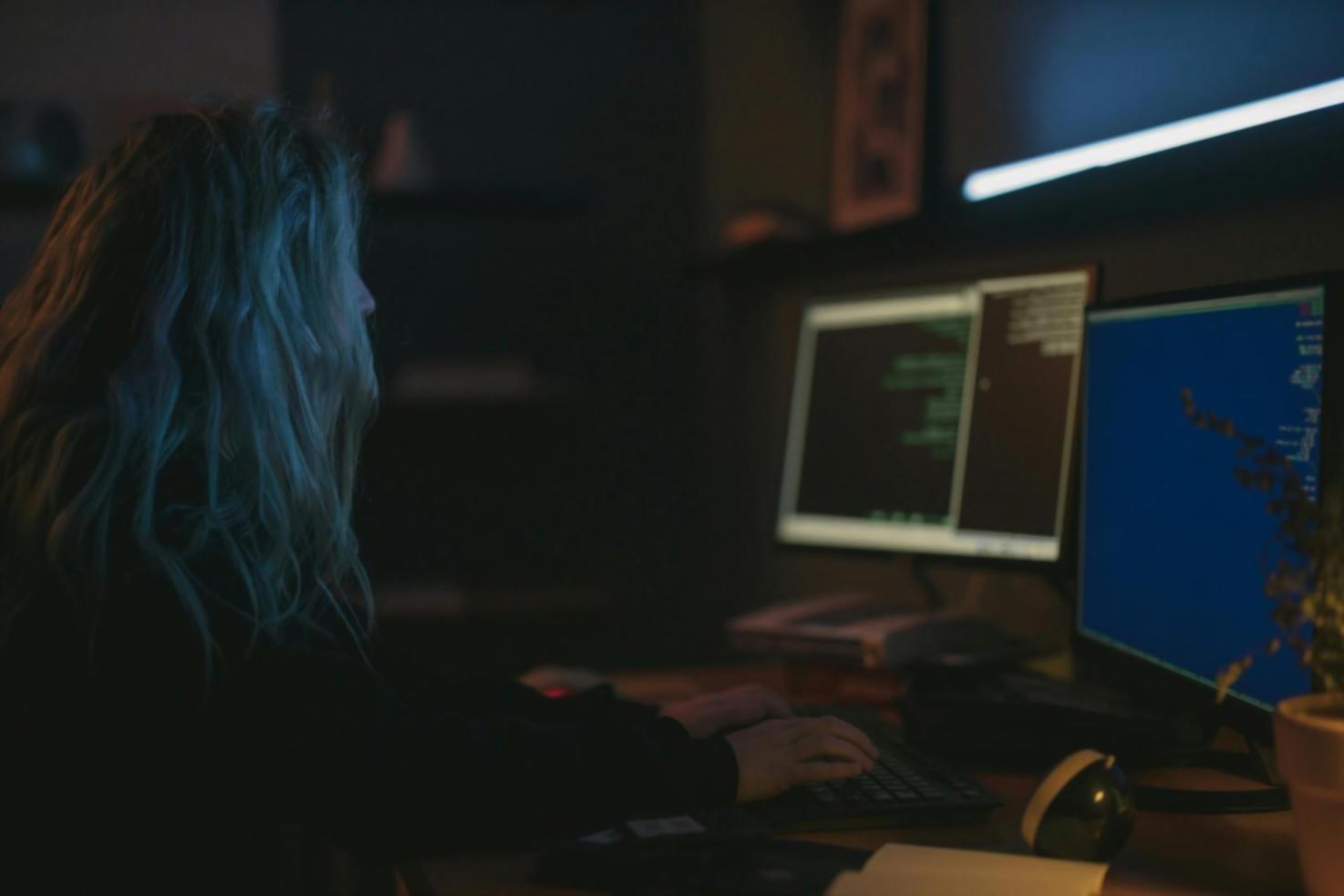 Специалисты Lumox Pro настраивают сетевое оборудование в офисе клиента